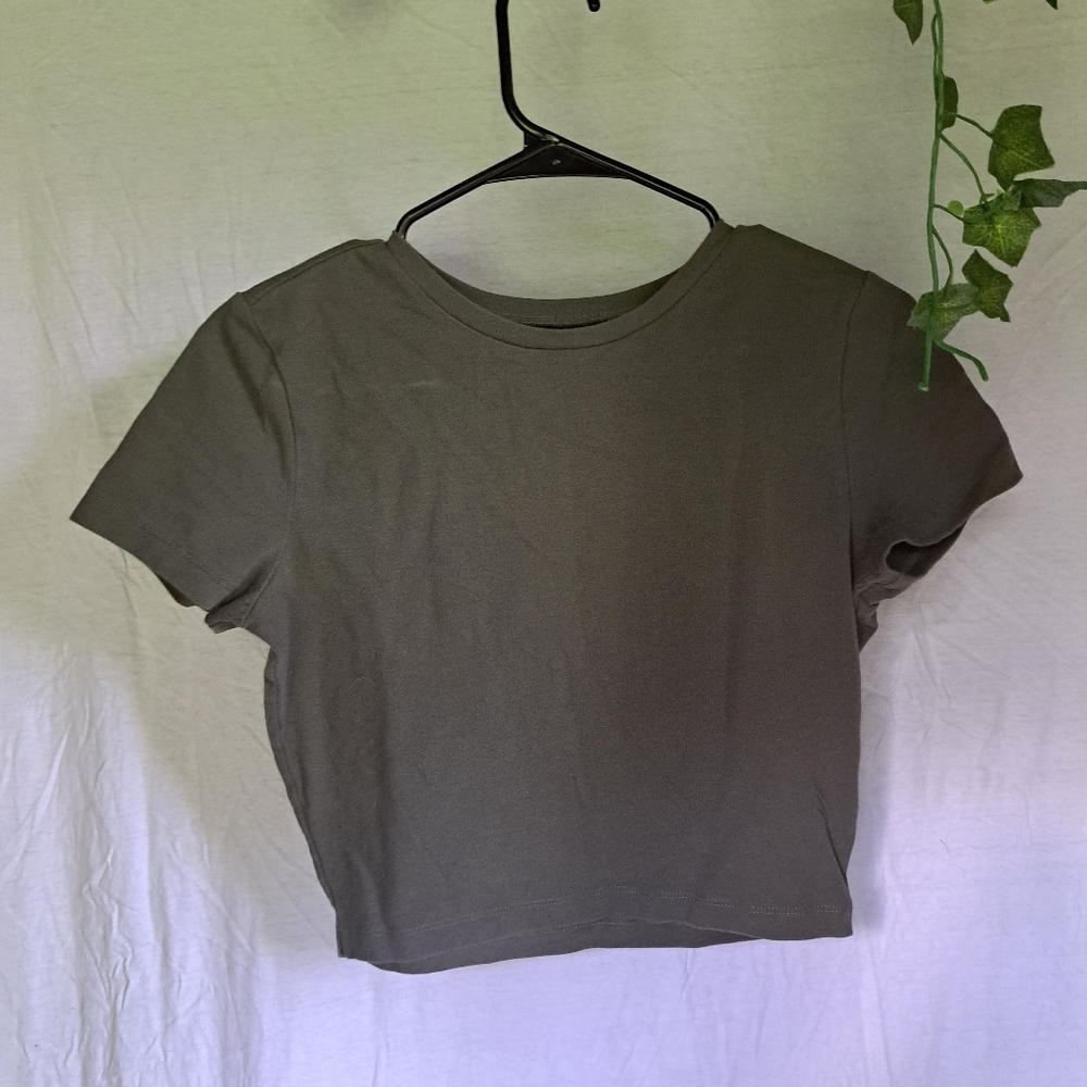 Green crop top tee